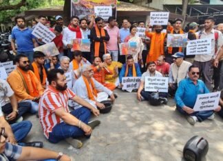 UTTARAKHAND:-पश्चिम बंगाल में हिंदुओं पर हमले के विरोध में देहरादून में विश्व हिन्दू परिषद ने किया प्रदर्शन,राष्ट्रपति को ज्ञापन,ममता सरकार को बर्खास्त कर एनआईए को जांच सौंपने की मांग