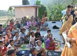 Kotdwar:-कोटद्वार विधानसभा अध्यक्ष ऋतु खण्डूडी पहुंची ‘दीदी की पाठशाला’ में बच्चों को पढ़ा,प्रदान किया कंप्यूटर एवं अन्य पठन सामाग्री