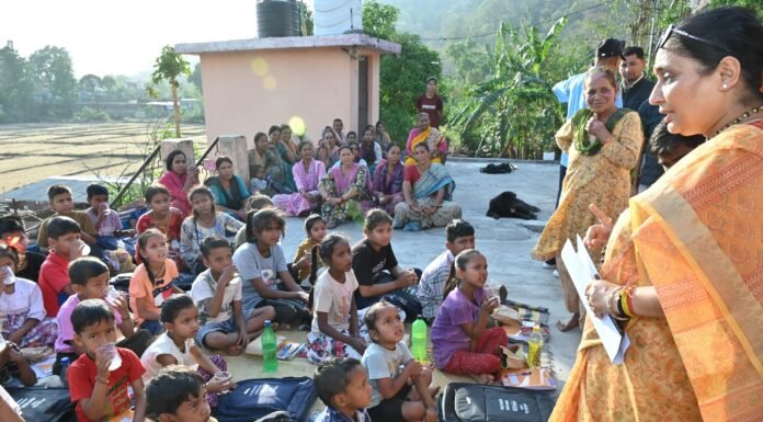 Kotdwar:-कोटद्वार विधानसभा अध्यक्ष ऋतु खण्डूडी पहुंची ‘दीदी की पाठशाला’ में बच्चों को पढ़ा,प्रदान किया कंप्यूटर एवं अन्य पठन सामाग्री