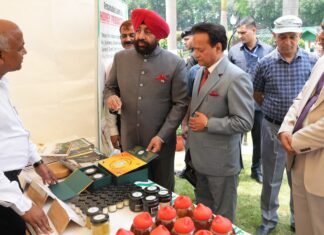 Dehradun:-राजभवन में आयोजित हुआ विश्व मधुमक्खी दिवस,राज्यपाल गुरमीत सिंह ने शहद उत्पादों की प्रदर्शनी का अवलोकन कर प्रगतिशील मौन पालकों को किया सम्मानित