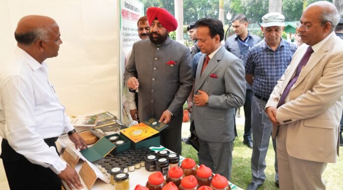 Dehradun:-राजभवन में आयोजित हुआ विश्व मधुमक्खी दिवस,राज्यपाल गुरमीत सिंह ने शहद उत्पादों की प्रदर्शनी का अवलोकन कर प्रगतिशील मौन पालकों को किया सम्मानित