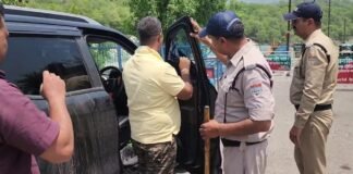 Pauri Garhwal:-सुव्यवस्थित यातायात व्यवस्था को बनाए रखने के लिए नियम विरुद्ध काली फिल्म लगे वाहनों से पौड़ी पुलिस उतरवा रही है फिल्में