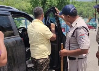 Pauri Garhwal:-सुव्यवस्थित यातायात व्यवस्था को बनाए रखने के लिए नियम विरुद्ध काली फिल्म लगे वाहनों से पौड़ी पुलिस उतरवा रही है फिल्में