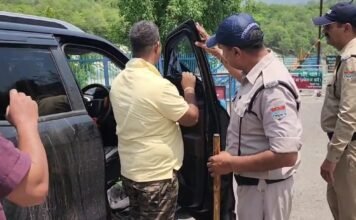 Pauri Garhwal:-सुव्यवस्थित यातायात व्यवस्था को बनाए रखने के लिए नियम विरुद्ध काली फिल्म लगे वाहनों से पौड़ी पुलिस उतरवा रही है फिल्में
