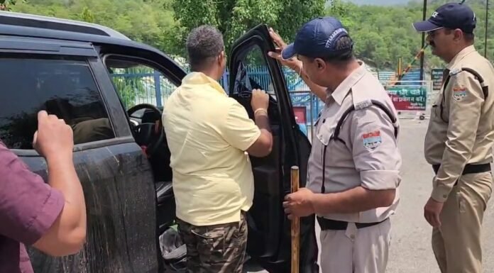 Pauri Garhwal:-सुव्यवस्थित यातायात व्यवस्था को बनाए रखने के लिए नियम विरुद्ध काली फिल्म लगे वाहनों से पौड़ी पुलिस उतरवा रही है फिल्में