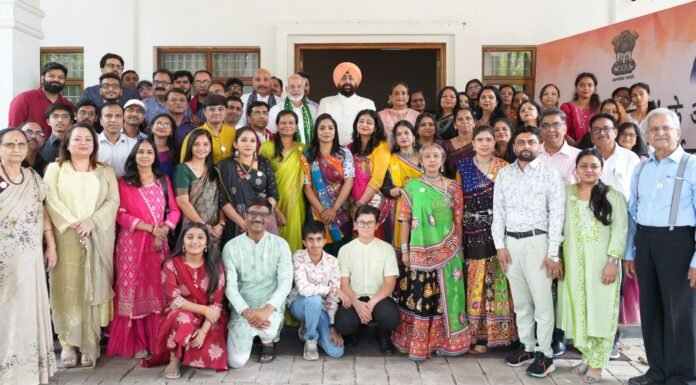 Dehradun:-राजभवन में मनाया गया गुजरात और महाराष्ट्र राज्य स्थापना दिवस,राज्यपाल गुरमीत सिंह ने गुजरात और महाराष्ट्र वासियों को दी शुभकामनाएं