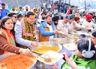 Kedarnath Dham Doors opened:-केदारनाथ में मुख्य सेवक भंडारा में सीएम धामी ने श्रद्धालुओं को वितरित किया प्रसाद,विभिन्न राज्यों से आए श्रद्धालुओं से की मुलाकात