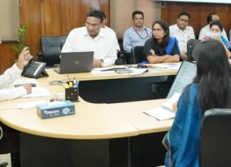 Dehradun:-मुख्य सचिव आनन्द बर्द्धन ने की स्वास्थ्य एवं चिकित्सा शिक्षा विभाग की समीक्षा,जिला अस्पतालों एवं उप जिला अस्पतालों को चिकित्सकों,विशेषज्ञ चिकित्सकों एवं उपकरणों से परिपूर्ण किए जाने के दिए निर्देश