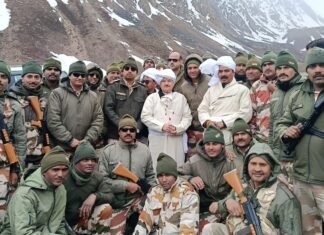 Pithoragarh:-केंद्रीय स्वास्थ्य मंत्री जेपी नड्डा ने पिथौरागढ़ में ली वाइब्रेंट विलेज योजना के कार्यों की जानकारी,जवानों से की भेंट