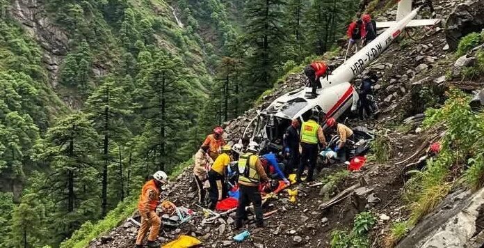Uttarkashi:-उत्तरकाशी के गंगनानी में बड़ा हादसा,हेलीकॉप्टर क्रैश होने से पायलट समेत छह यात्रियों की मौत,राज्यपाल गुरमीत सिंह और सीएम धामी ने व्यक्त किया दुःख