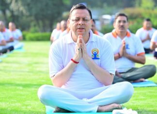 Dehradun:-मुख्यमंत्री आवास परिसर में किया गया योगाभ्यास,सीएम धामी ने अधिकारियों और कर्मचारियों के साथ किया योग