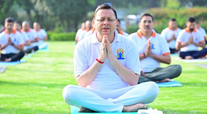 Dehradun:-मुख्यमंत्री आवास परिसर में किया गया योगाभ्यास,सीएम धामी ने अधिकारियों और कर्मचारियों के साथ किया योग