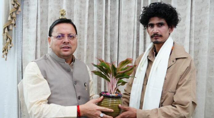 Dehradun:-माउंट एवरेस्ट को विजय करने वाले युवा पर्वतारोही रोहित भट्ट को सीएम धामी ने किया सम्मानित
