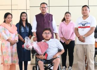 Dehradun:-दिव्यांग युवक को कैबिनेट मंत्री गणेश जोशी प्रदान की इलेक्ट्रॉनिक व्हीलचेयर