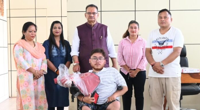 Dehradun:-दिव्यांग युवक को कैबिनेट मंत्री गणेश जोशी प्रदान की इलेक्ट्रॉनिक व्हीलचेयर