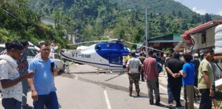Rudraprayag:-केदारनाथ जा रहे हेलीकॉप्टर की तकनीकी खराबी के कारण हुई इमरजेंसी लैंडिंग,पायलट की सूझबूझ से बचा बड़ा हादसा,सड़क पर खड़ी एक गाड़ी क्षतिग्रस्त
