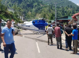 Rudraprayag:-केदारनाथ जा रहे हेलीकॉप्टर की तकनीकी खराबी के कारण हुई इमरजेंसी लैंडिंग,पायलट की सूझबूझ से बचा बड़ा हादसा,सड़क पर खड़ी एक गाड़ी क्षतिग्रस्त