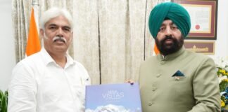 Dehradun:-राज्यपाल गुरमीत सिंह से फोटोग्राफर भूमेश भारती ने की शिष्टाचार मुलाकात,अपनी नवीनतम कॉफी टेबल बुक ‘एरियल विस्टास ऑफ उत्तराखण्ड’की भेंट