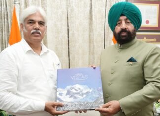 Dehradun:-राज्यपाल गुरमीत सिंह से फोटोग्राफर भूमेश भारती ने की शिष्टाचार मुलाकात,अपनी नवीनतम कॉफी टेबल बुक ‘एरियल विस्टास ऑफ उत्तराखण्ड’की भेंट