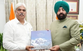 Dehradun:-राज्यपाल गुरमीत सिंह से फोटोग्राफर भूमेश भारती ने की शिष्टाचार मुलाकात,अपनी नवीनतम कॉफी टेबल बुक ‘एरियल विस्टास ऑफ उत्तराखण्ड’की भेंट