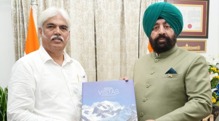 Dehradun:-राज्यपाल गुरमीत सिंह से फोटोग्राफर भूमेश भारती ने की शिष्टाचार मुलाकात,अपनी नवीनतम कॉफी टेबल बुक ‘एरियल विस्टास ऑफ उत्तराखण्ड’की भेंट