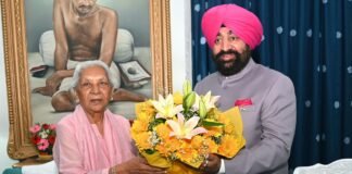 Lucknow:-राज्यपाल लेफ्टिनेंट जनरल गुरमीत सिंह ने लखनऊ में सीएम योगी आदित्यनाथ एवं राज्यपाल आनंदीबेन पटेल से की शिष्टाचार भेंट