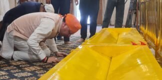 Khatima:-मुख्यमंत्री पुष्कर सिंह धामी ने नानकमत्ता साहिब गुरुद्वारे में टेका मत्था,बच्चों से की आत्मीय भेंट धार्मिक आस्था और सामाजिक सौहार्द का दिया संदेश