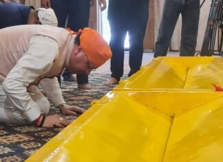 Khatima:-मुख्यमंत्री पुष्कर सिंह धामी ने नानकमत्ता साहिब गुरुद्वारे में टेका मत्था,बच्चों से की आत्मीय भेंट धार्मिक आस्था और सामाजिक सौहार्द का दिया संदेश