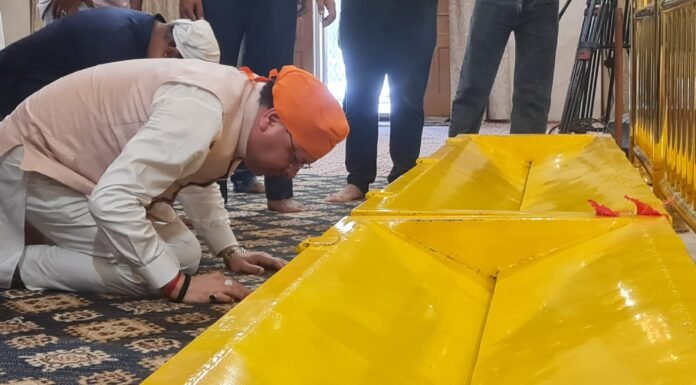 Khatima:-मुख्यमंत्री पुष्कर सिंह धामी ने नानकमत्ता साहिब गुरुद्वारे में टेका मत्था,बच्चों से की आत्मीय भेंट धार्मिक आस्था और सामाजिक सौहार्द का दिया संदेश