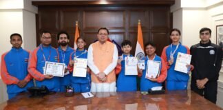 New Delhi:-साउथ एशियन कराटे चैंपियनशिप में पदक जितने वाले अनामिका,मैत्री एवं क्रियांश को सीएम धामी ने किया सम्मानित