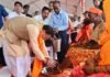 Kanwar Yatra:-सीएम धामी ने ओम पुल में आयोजित कार्यक्रम में कांवड़ियों के पांव धोकर किया स्वागत,हरिद्वार आये कांवडियों एवं शिव भक्तों पर हेलीकॉप्टर से की गई पुष्प वर्षा