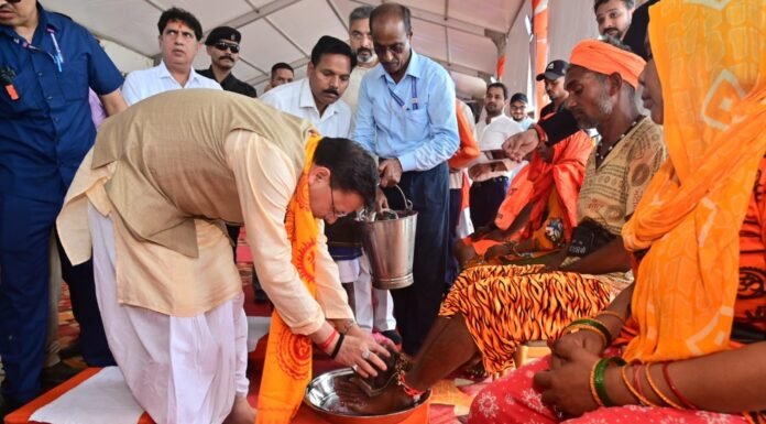 Kanwar Yatra:-सीएम धामी ने ओम पुल में आयोजित कार्यक्रम में कांवड़ियों के पांव धोकर किया स्वागत,हरिद्वार आये कांवडियों एवं शिव भक्तों पर हेलीकॉप्टर से की गई पुष्प वर्षा