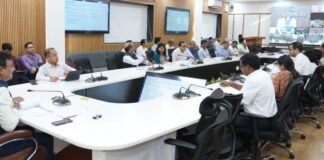 Dehradun:-मुख्य सचिव ने जिलाधिकारियों के साथ आयोजित वीडियो कॉन्फ्रेंसिंग के माध्यम से विभिन्न मुद्दों की समीक्षा करते हुए दिए दिशा निर्देश