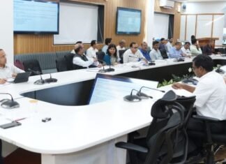 Dehradun:-मुख्य सचिव ने जिलाधिकारियों के साथ आयोजित वीडियो कॉन्फ्रेंसिंग के माध्यम से विभिन्न मुद्दों की समीक्षा करते हुए दिए दिशा निर्देश