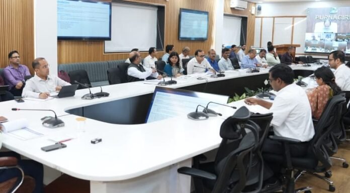 Dehradun:-मुख्य सचिव ने जिलाधिकारियों के साथ आयोजित वीडियो कॉन्फ्रेंसिंग के माध्यम से विभिन्न मुद्दों की समीक्षा करते हुए दिए दिशा निर्देश