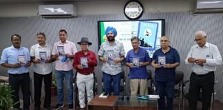 Dehradun:-इप्टा की ओर से धर्मानन्द लखेड़ा द्वारा संकलित जनगीतों की पुस्तक ‘मिल के चलो’का हुआ लोकार्पण