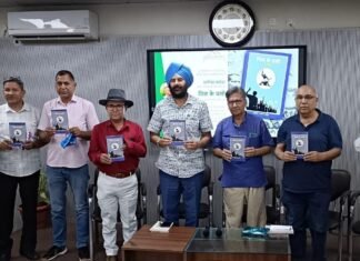 Dehradun:-इप्टा की ओर से धर्मानन्द लखेड़ा द्वारा संकलित जनगीतों की पुस्तक ‘मिल के चलो’का हुआ लोकार्पण