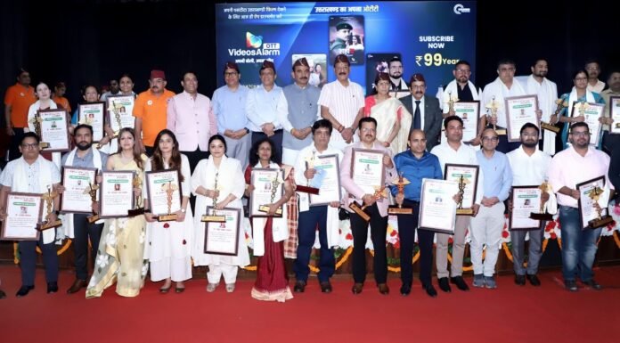 Dehradun:-‘स्वास्थ्य संवाद एवं चिकित्सा सेवा सम्मान समारोह–2025’ में 26 उत्कृष्ट चिकित्सक हुए सम्मानित,पत्रकार एवं लेखक मनोज इष्टवाल की पुस्तक ‘वो साल चौरासी’ का हुआ लोकार्पण