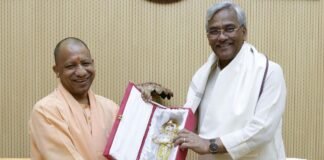 Lucknow:-हरिद्वार सांसद त्रिवेंद्र सिंह रावत ने मुख्यमंत्री योगी आदित्यनाथ से की भेंट कहा-संवाद और सहयोग,सीमावर्ती क्षेत्रों के सर्वांगीण विकास का आधार बनेगा