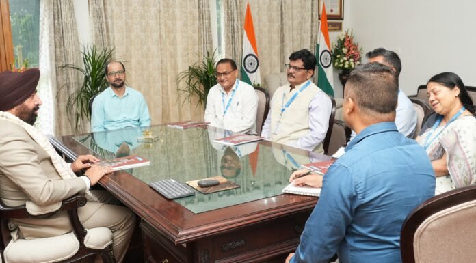 Dehradun:-राज्यपाल गुरमीत सिंह से उत्तराखण्ड ग्रामीण बैंक के अध्यक्ष हरिहर पटनायक ने मुलाकात कर बैंक का 13वां वार्षिक प्रतिवेदन किया प्रस्तुत