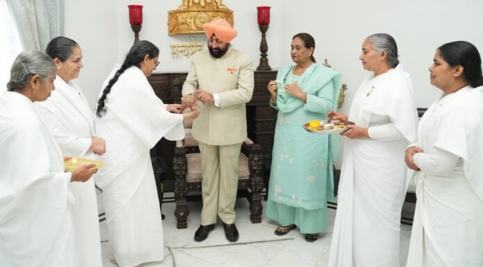 Dehradun:-प्रजापिता ब्रह्मकुमारी ईश्वरीय विश्वविद्यालय की बहनों,एसओएस चिल्ड्रन विलेज भीमताल,सेपियंस स्कूल विकासनगर तथा हिंदुस्तान स्काउट्स एवं गाइड की छात्राओं ने राज्यपाल गुरमीत सिंह को राखी बांधकर दी शुभकामनाएं