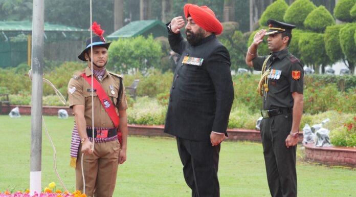 Dehradun:-79वें स्वतंत्रता दिवस के अवसर पर राजभवन में राज्यपाल लेफ्टिनेंट जनरल गुरमीत सिंह किया ने ध्वजारोहण