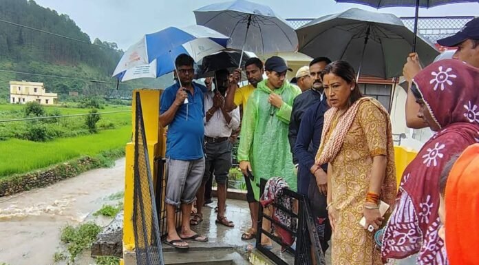 Uttarakhand Cloud Burst:-रेखा आर्या ने किया सोमेश्वर के आपदाग्रस्त क्षेत्रों का निरीक्षण,अधिकारियों को आपदा पीड़ितों की तुरंत मदद का निर्देश