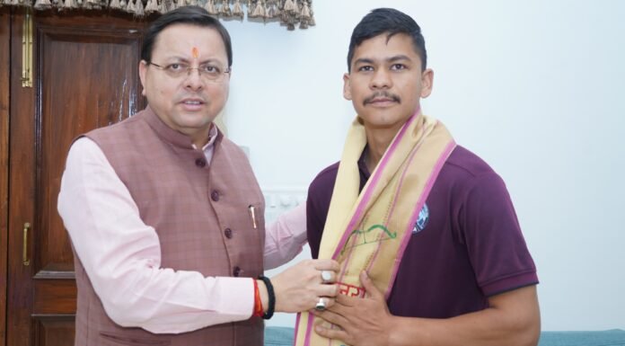 Dehradun:-माउंट एवरेस्ट में सफलतापूर्वक चढ़ने वाले चंपावत निवासी वीरेन्द्र सिंह सामंत ने सीएम धामी से की मुलाकात,मुख्यमंत्री ने दी शुभकामनाएं