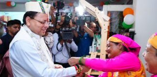 Dehradun:-सीएम धामी ने मुख्यमंत्री सशक्त बहना उत्सव योजना अन्तर्गत राज्य स्तरीय कार्यक्रम का समस्त 95 विकासखंडो में शुभारम्भ एवं महिला स्वयं सहायता समूहों द्वारा रक्षाबन्धन पर्व हेतु लगाये गये स्टॉलों का किया अवलोकन