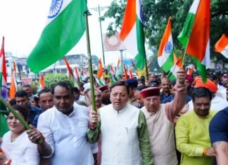 Dehradun:-सीएम धामी ने जनप्रतिनिधियों,हजारों की संख्या में युवाओं,छात्र-छात्राओं,महिलाओं एवं बच्चों के साथ तिरंगा यात्रा का किया नेतृत्व