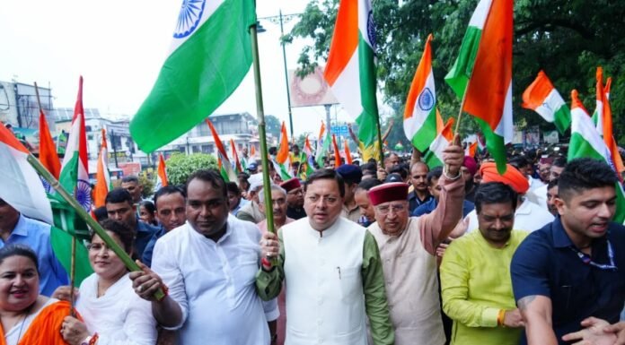 Dehradun:-सीएम धामी ने जनप्रतिनिधियों,हजारों की संख्या में युवाओं,छात्र-छात्राओं,महिलाओं एवं बच्चों के साथ तिरंगा यात्रा का किया नेतृत्व