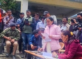 Cloud Burst in Uttarkashi:-धराली में 98 आपदा प्रभावित परिवारों को मिली पाँच-पाँच लाख रुपये की तत्कालिक सहायता,सीएम धामी के निर्देश पर प्रभावितों को दिए गए चेक