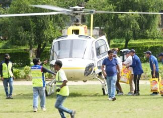 Uttarkashi disaster:-धराली क्षेत्र आपदा प्रभावितों की सहायता के लिए हेलिकॉप्टर्स के माध्यम से संचालित राहत अभियान का सिलसिला जारी