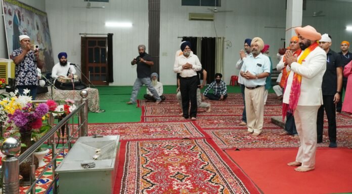 Dehradun:-राज्यपाल गुरमीत सिंह गुरुद्वारा श्री गुरु सिंघ सभा में मत्था टेककर देश-प्रदेशवासियों के सुख,समृद्धि और खुशहाली के लिए की अरदास